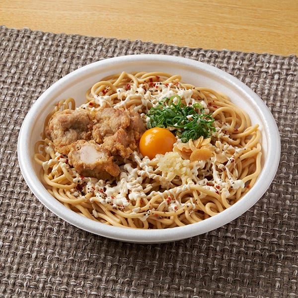 大盛太麺!月見唐揚げ にんにくマヨパスタ(税込646円)(提供写真)