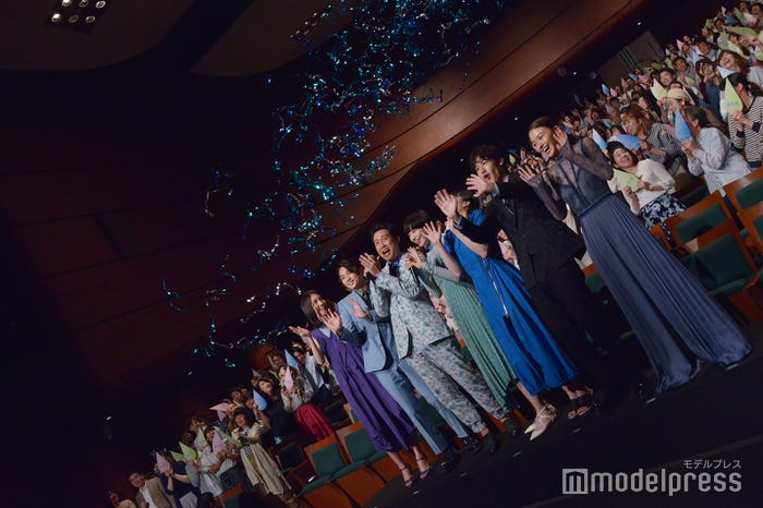 キャノン砲に驚くキャスト陣