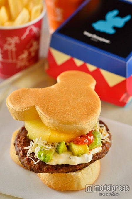 パイナップル＆アボカドのビーフパティサンドセット￥980単品￥600（C）Disney