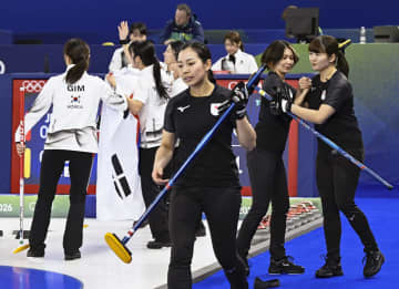 日韓対決制した韓国は大喜び 太極旗手に笑顔で記念撮影 圧巻ショットのキム・ミンジ「ライバルの日本に勝てたのはとても嬉しい」 美人軍団として話題に