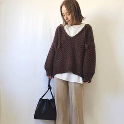 ざっくりニット+白カットソーならこなれて見える! 奥行きのある印象的なコーデの作り方