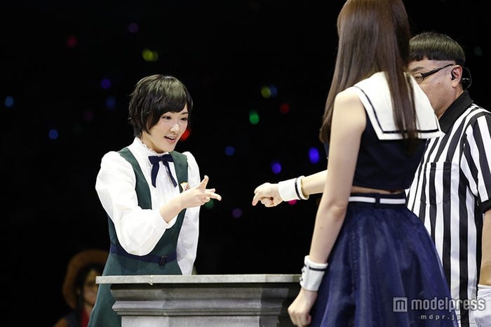 生駒里奈、小嶋陽菜/『AKB48グループ じゃんけん大会~拳で勝ち取れ!1/300ソロデビュー争奪戦~』(C)AKS