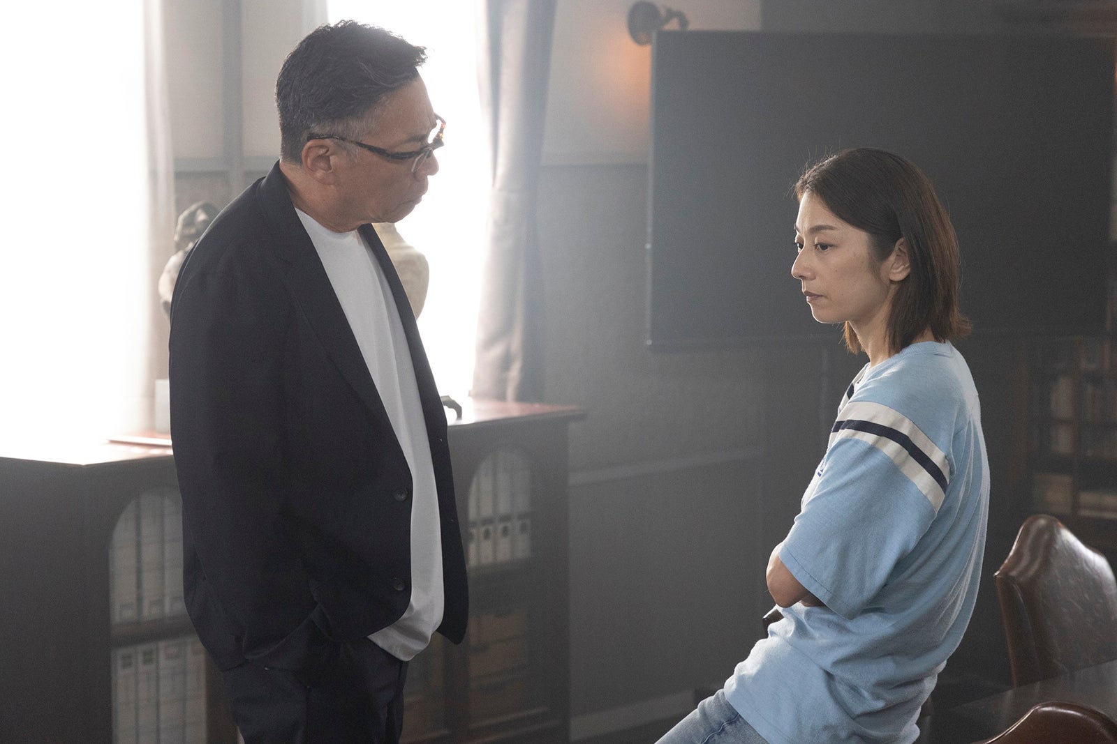 生瀬勝久、小池栄子「新宿野戦病院」第1話より（C）フジテレビ