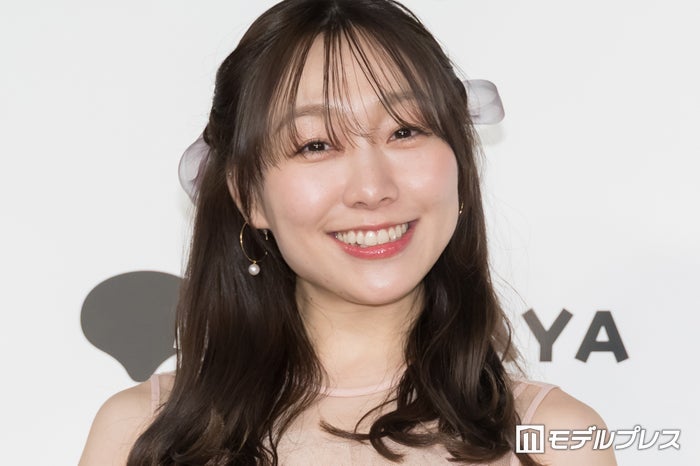 須田亜香里、圧巻美脚際立つミニスカ＆ショーパン衣装ショット4選に反響「スタイル抜群で憧れる」「脚長くて綺麗すぎる」