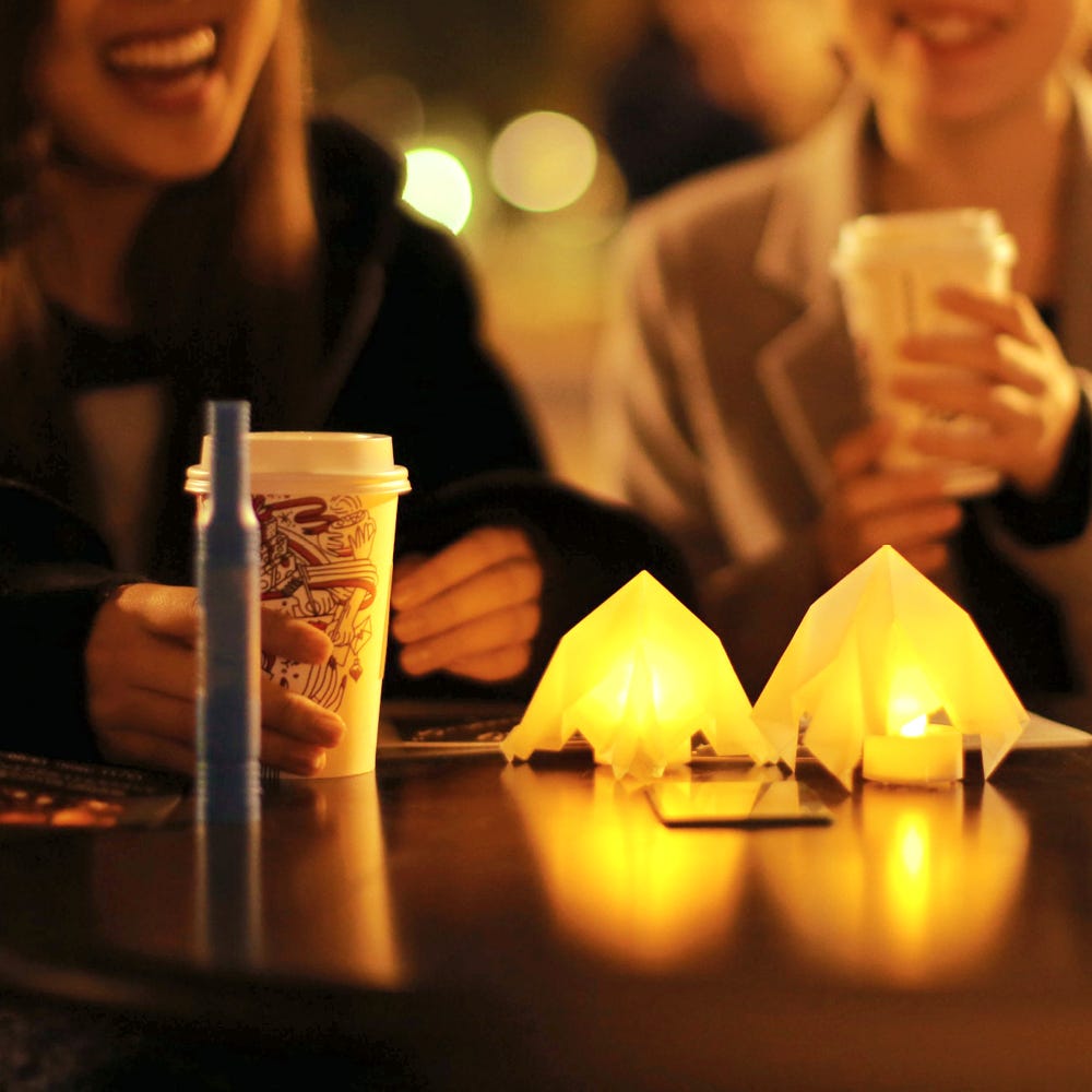 横浜市内のスタバが非日常空間に!ライトダウンイベント開催