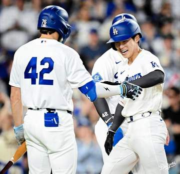ドジャース 決勝2ランのキム・ヘソン「メジャーの舞台はすごく楽しい」ロバーツ監督も高評価「何かしら勝利につながるプレーをしてくれる選手」大谷翔平とベンチ裏でハイタッチ