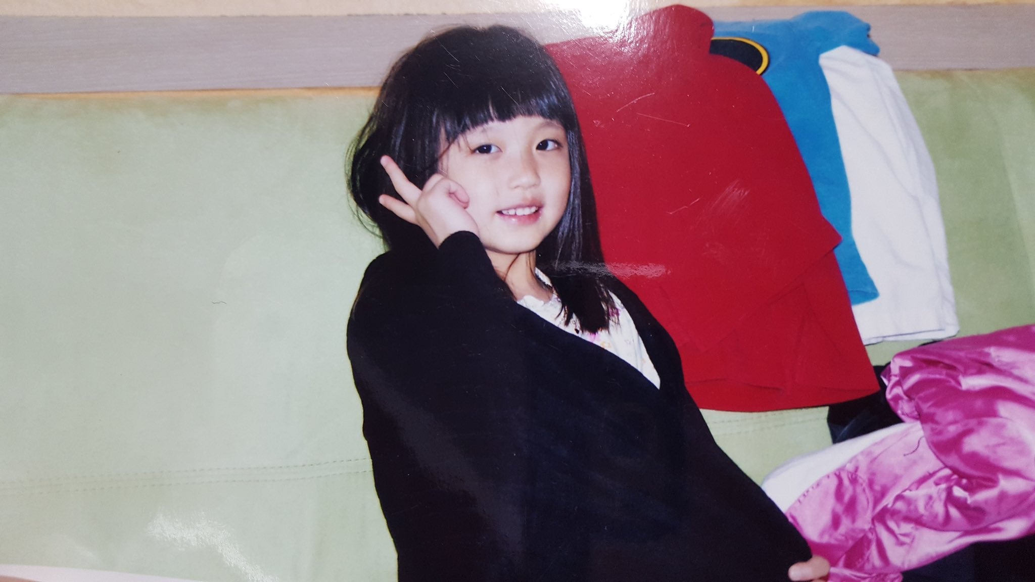 IVEガウル、幼少期ショットが話題「既に完成されてる」「ポーズまで完璧」