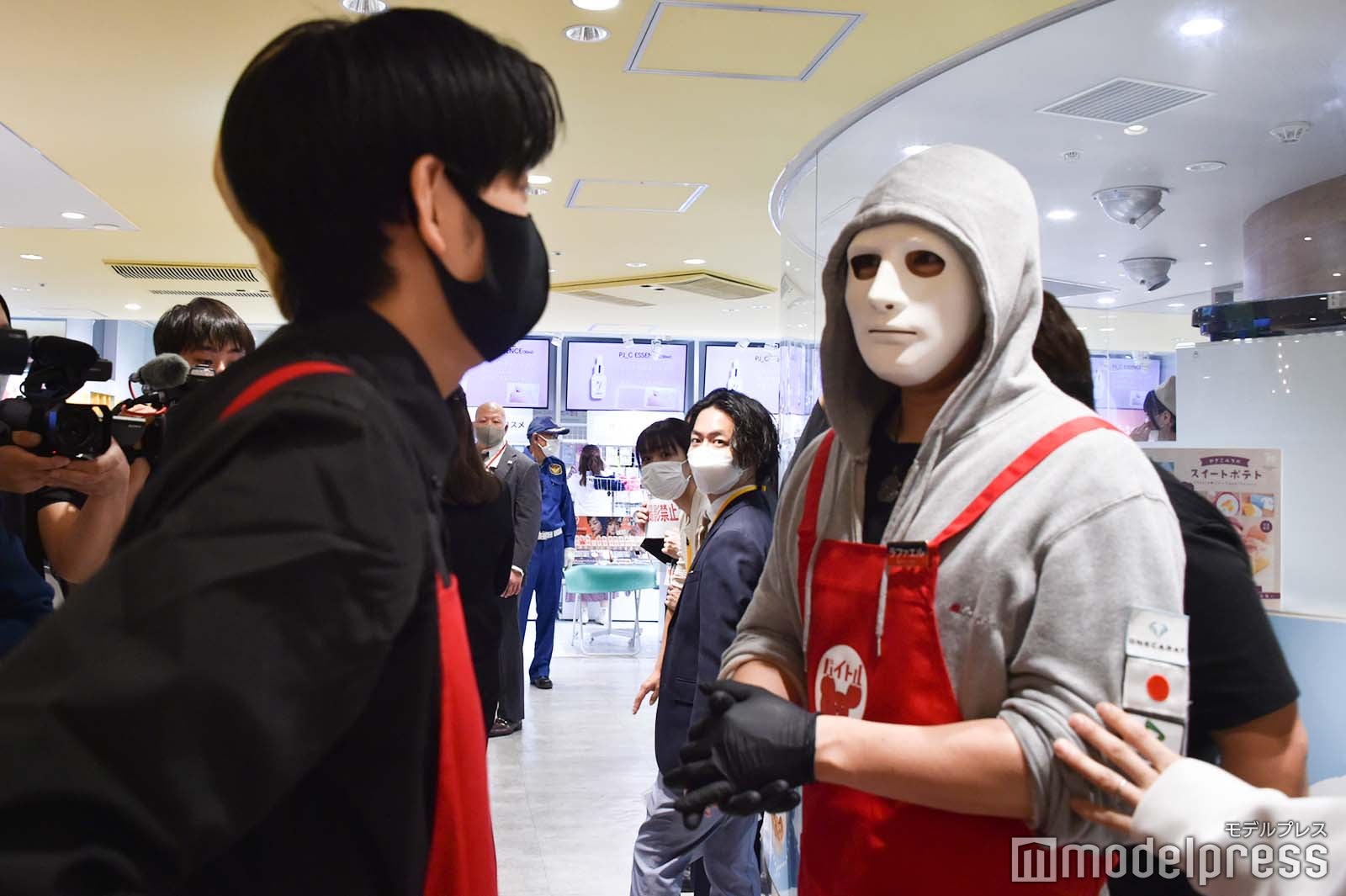 互いの店の現状を報告するヒカル、ラファエル （C）モデルプレス