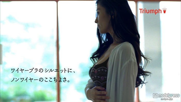 美バストをチラ見せする篠原涼子/トリンプ」の新CM「ワンダーメイク(移動の日 山のホテル)」篇