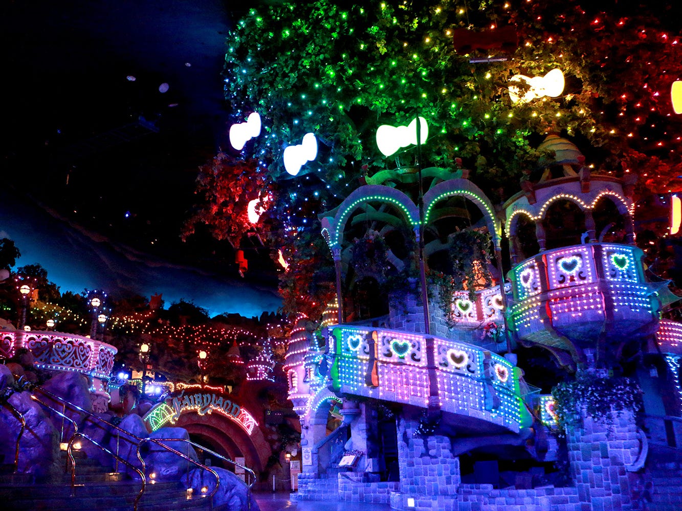 サンリオピューロで2020年クリスマスイベント開幕、新作イルミショーや虹色フードなど楽しみ満載