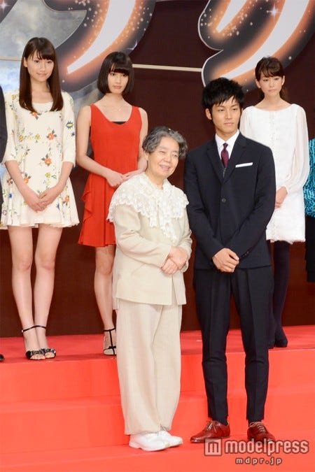 映画「ツナグ」完成披露会見に出席した(下段左から)樹木希林、松坂桃李(上段左から)大野いと、橋本愛、桐谷美玲