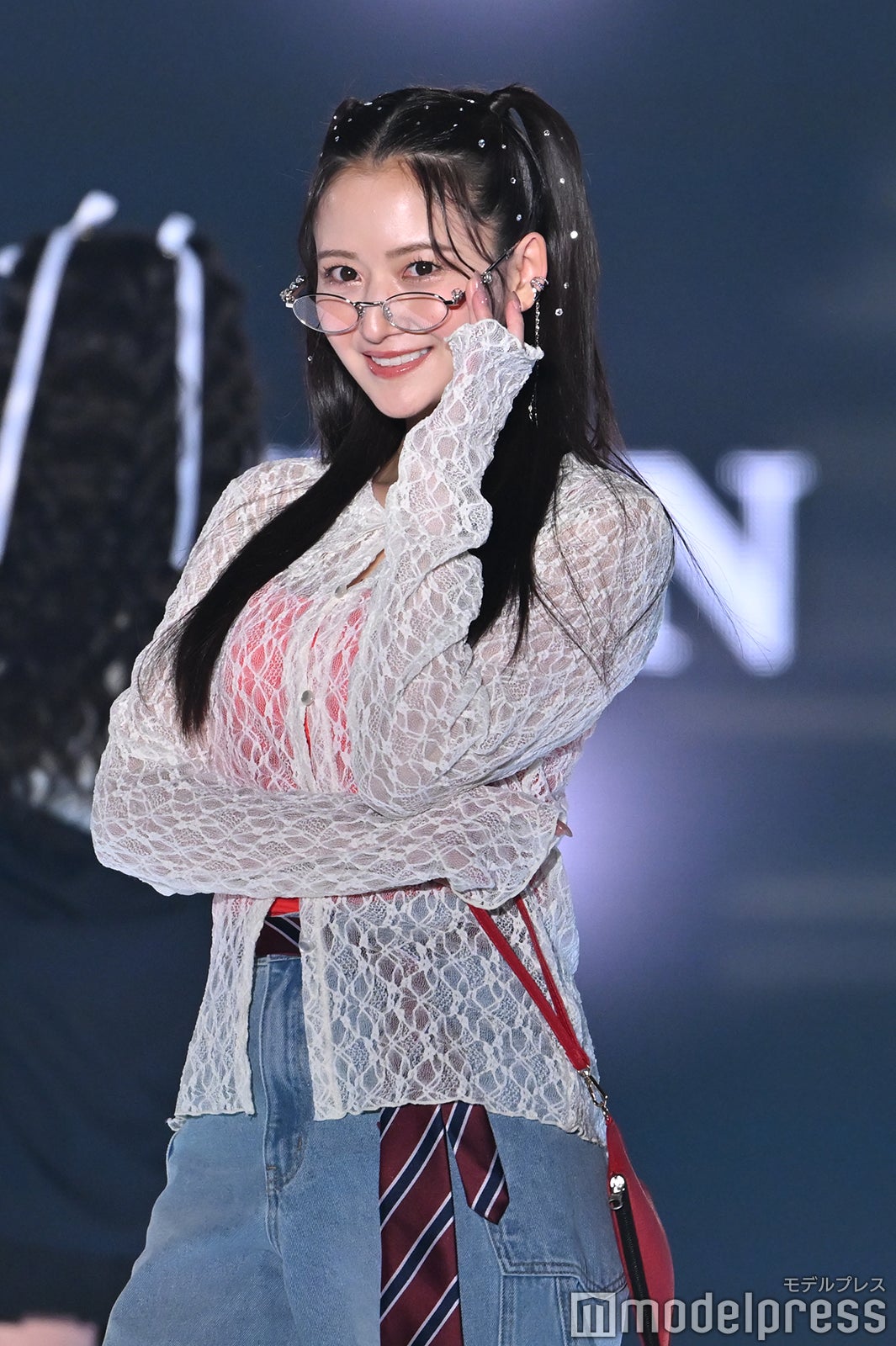 乃木坂46金川紗耶、リムレスメガネ×ハーフツインで雰囲気ガラリ 無邪気な笑顔で魅了【TGC2026 S/S】