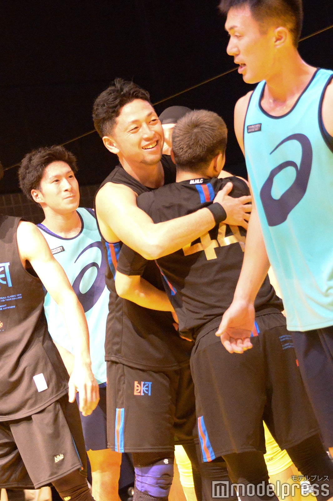 抱き合うCHIHIROとKOSUKE（C）モデルプレス