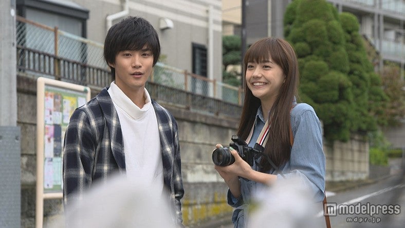 （左から）白石隼也、松井愛莉／「ラストキス」第2話より