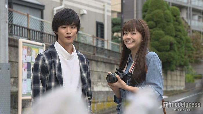 (左から)白石隼也、松井愛莉/「ラストキス」第2話より