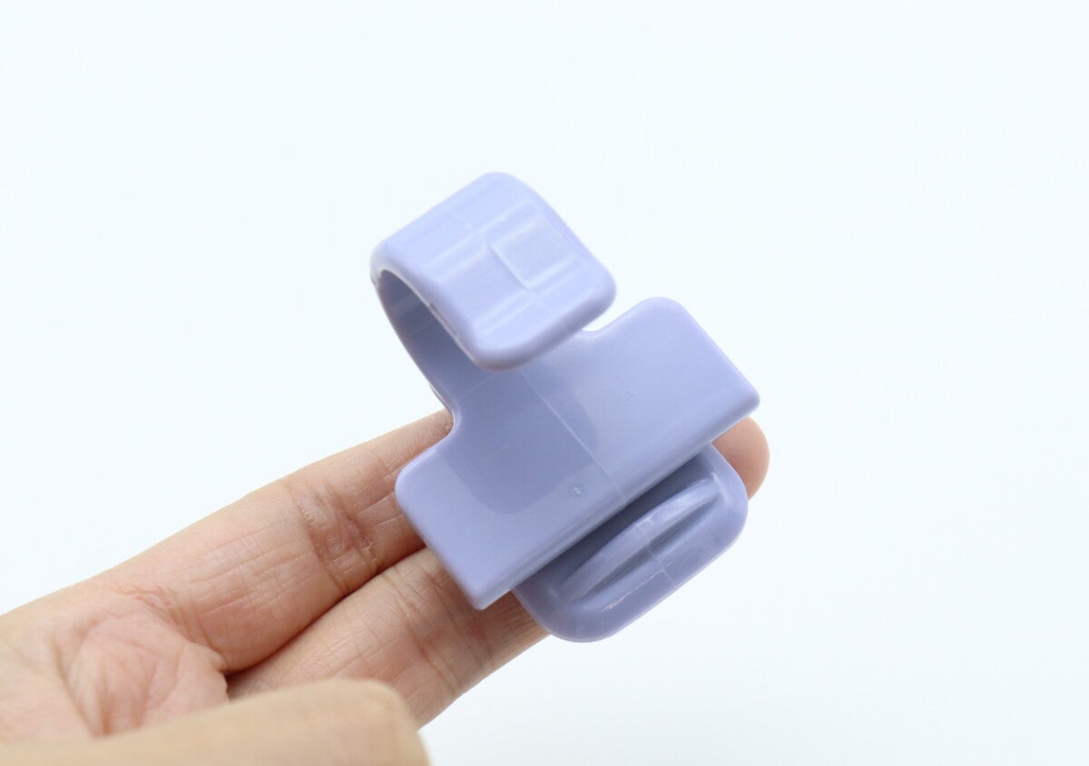 地味に置き場所に困る…アレを一緒に吊るせる100均ホルダー