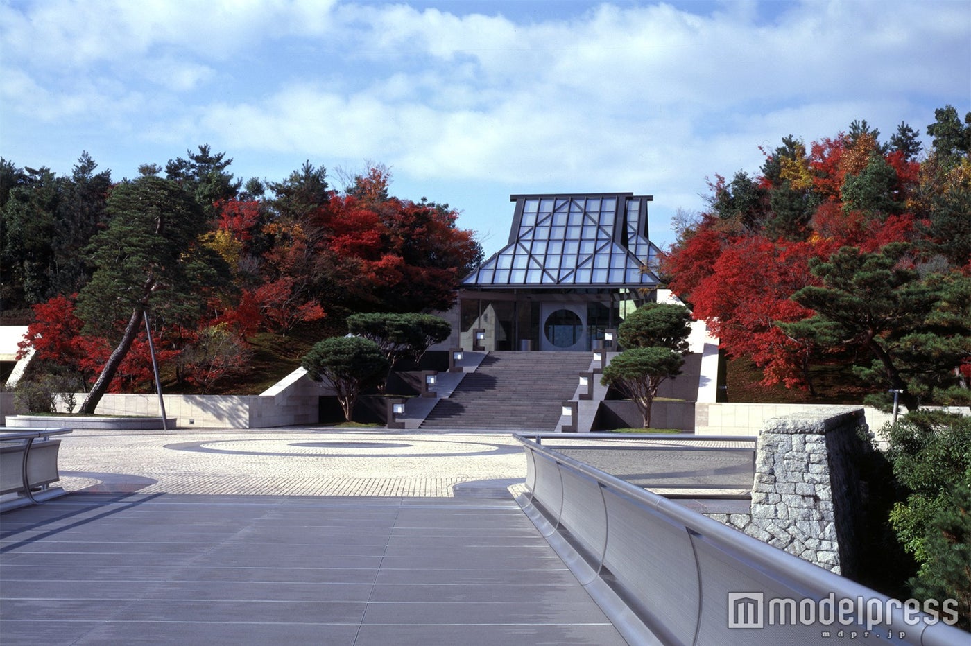橋からの紅葉風景／画像提供：MIHO MUSEUM