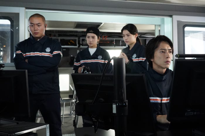 岡部大、仁村紗和、出口夏希、山下智久「ブルーモーメント」第9話より(C)フジテレビ