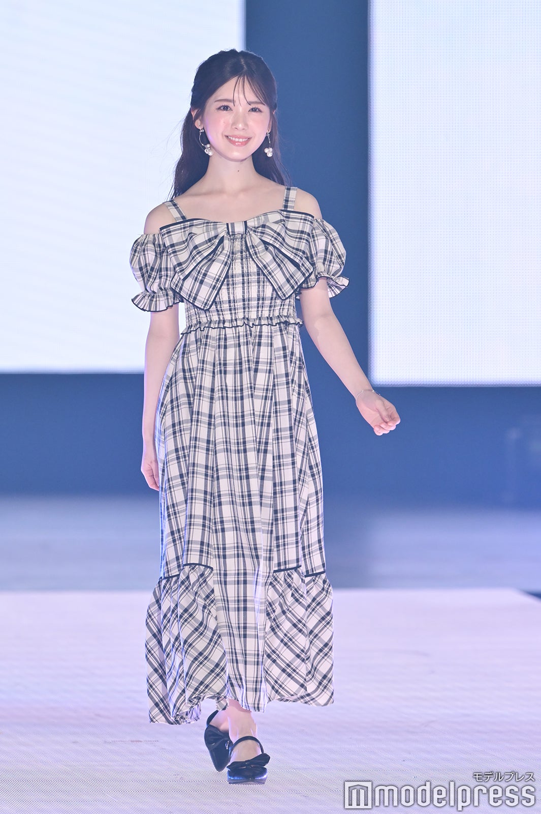 画像2/12) 乃木坂46筒井あやめ、圧巻のデコルテライン際立つ夏