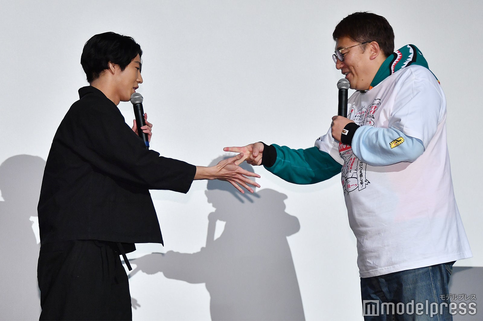 「勝った方が先」じゃんけんで話す順番を決める賀来賢人、福田雄一監督（C）モデルプレス