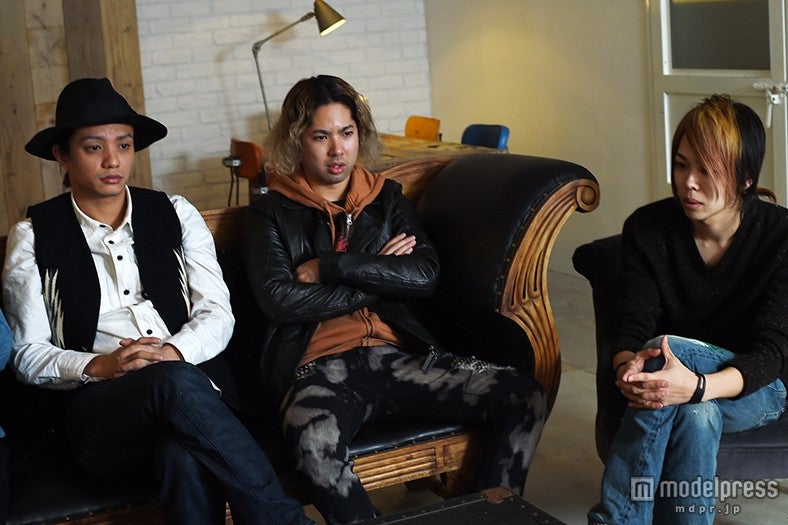 （左から）KOKI、mACKAz、SASSY