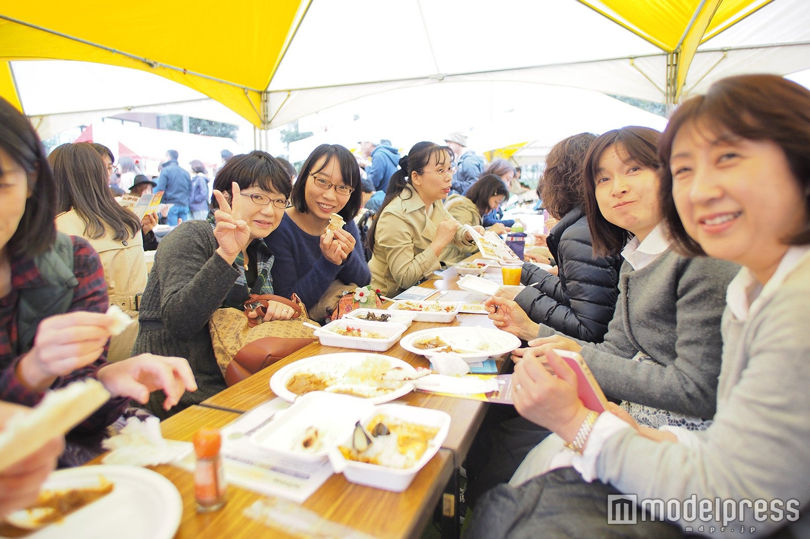 カレーを堪能／画像提供：神田カレーグランプリ