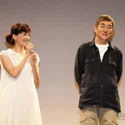 映画「あなたへ」の完成披露試写会に登壇した綾瀬はるか、高倉健（2012年8月撮影）