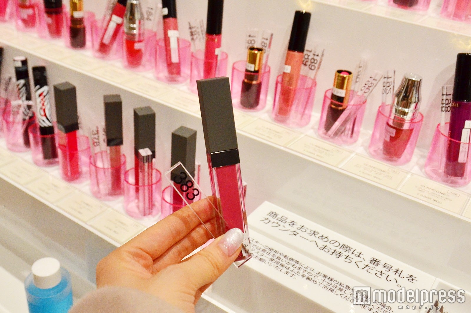 各リップスティックやグロスに番号札が用意されている（C）モデルプレス