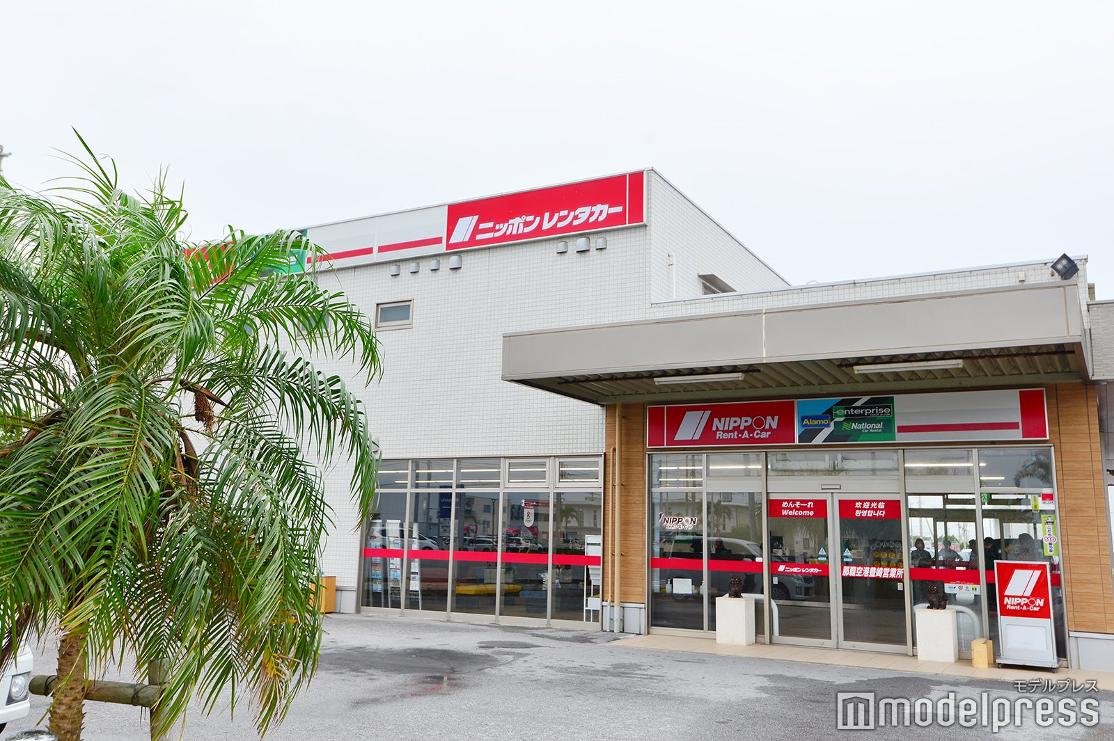 ニッポンレンタカー那覇空港波の上店までは那覇空港から専用送迎バスで最短約10～15分※写真は那覇空港豊崎店（C）モデルプレス