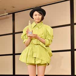 モデルプレス - 二階堂ふみ“若葉マーク”ファッションで魅了 靴にはオルゴール搭載