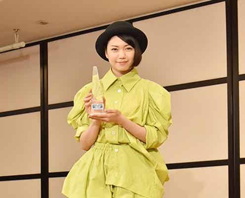 二階堂ふみ“若葉マーク”ファッションで魅了 靴にはオルゴール搭載