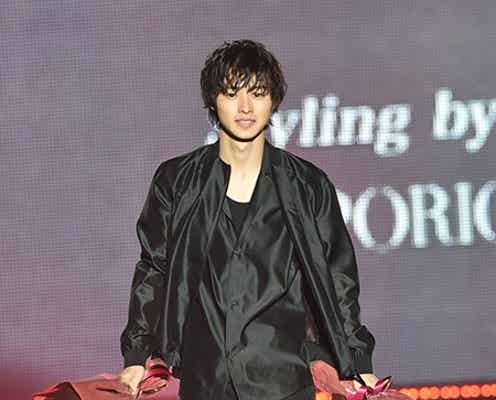 “壁ドン王子”山崎賢人、バラの花束贈るウォーキングに1万9千人絶叫 “イケメンゲスト”ラスト飾る<東京ランウェイ 2015 S/S>