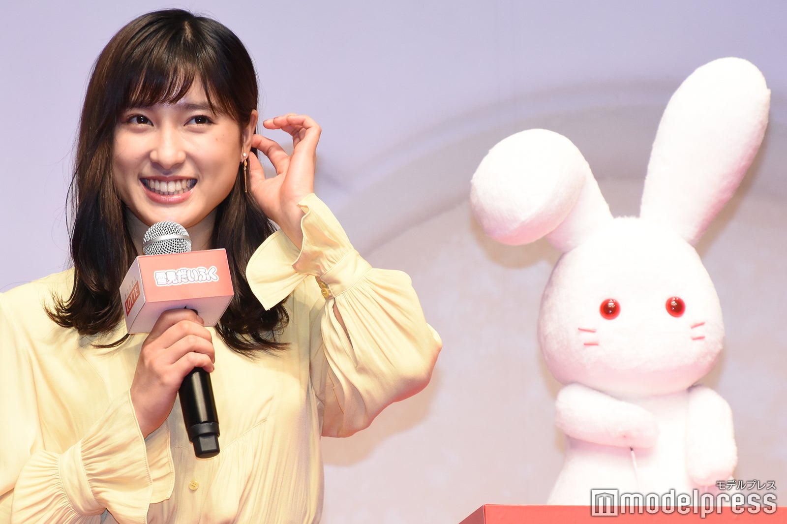 土屋太鳳、雪見うさぎと対面 （C）モデルプレス