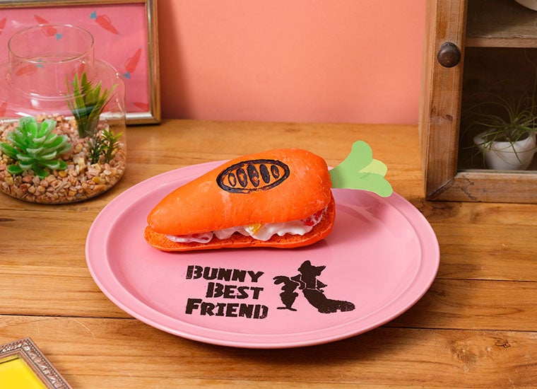 <ニンジンペン>フルーツサンド税込2,390円(C)Disney