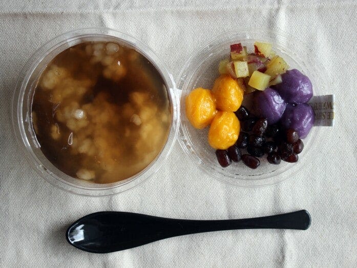 ジュレの入ったカップの上に具材の入った中皿があり、自分で具をのせるスタイル