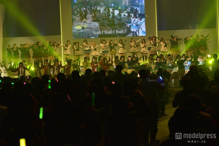 人気曲「フォーチュンクッキー」を披露するAKB48