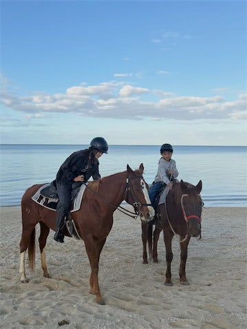 ヨンア、9歳息子と沖縄満喫 ビーチで乗馬の親子ショットに「素敵で癒されます」