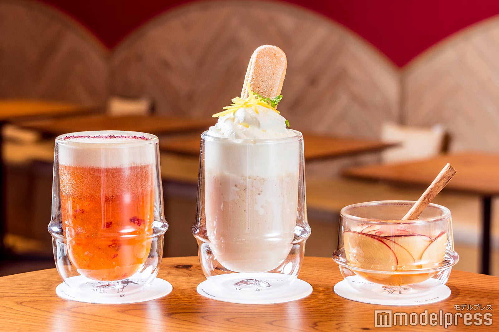 （左から）エレガントフラワージェリーティー、チーズクリームサプライズ、アップルシナモン（C）モデルプレス