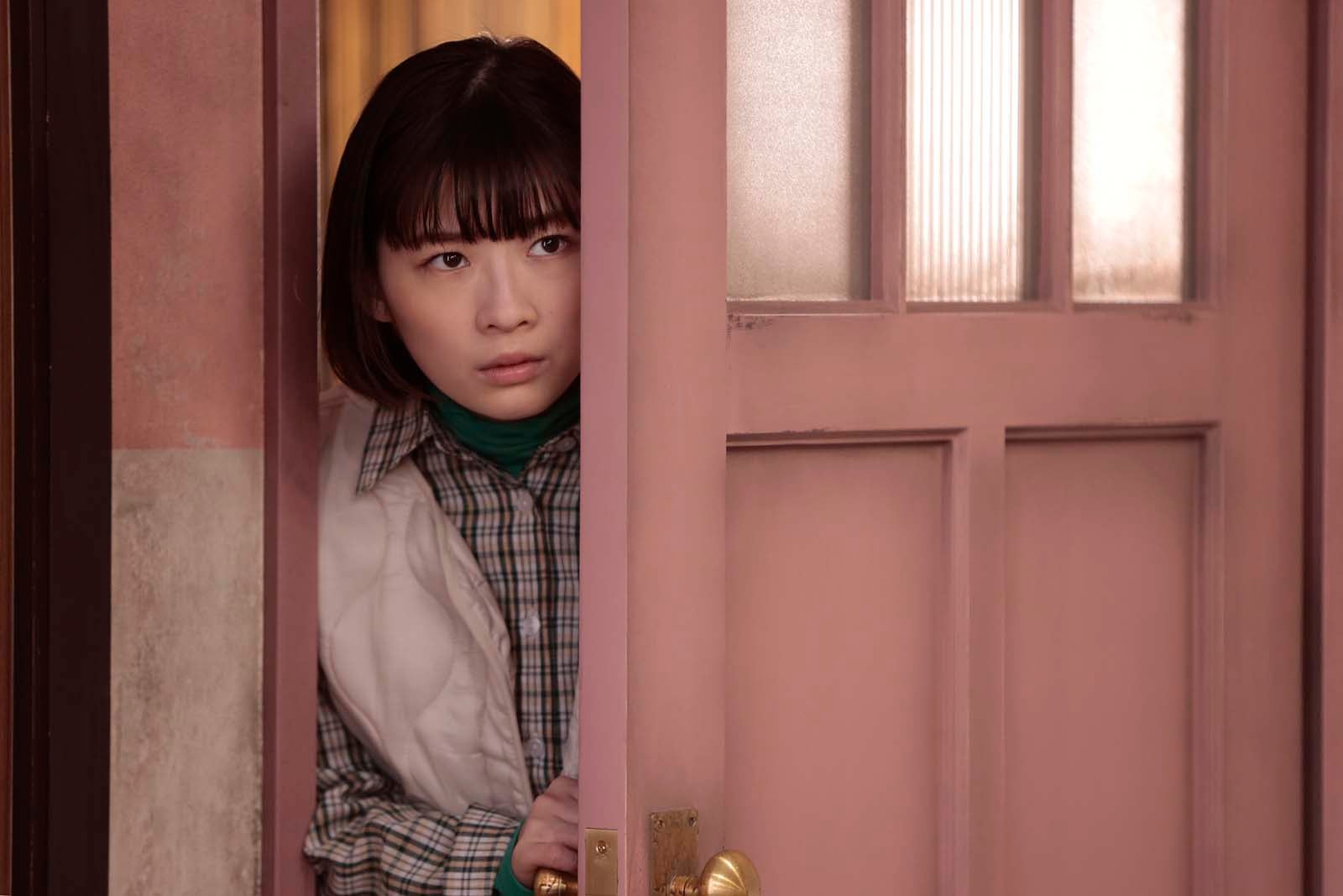 伊藤沙莉「シッコウ！！～犬と私と執行官～」第1話より（C）テレビ朝日