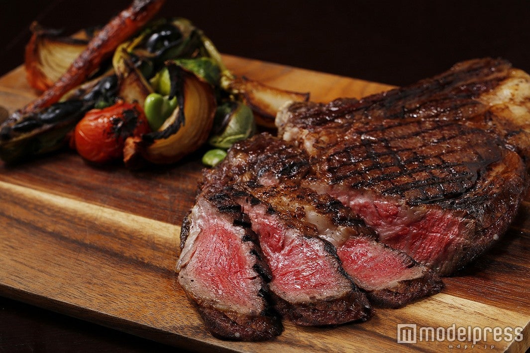 「C.D.B（骨付き牛のリブロース）」／「GENIE'S TOKYO」