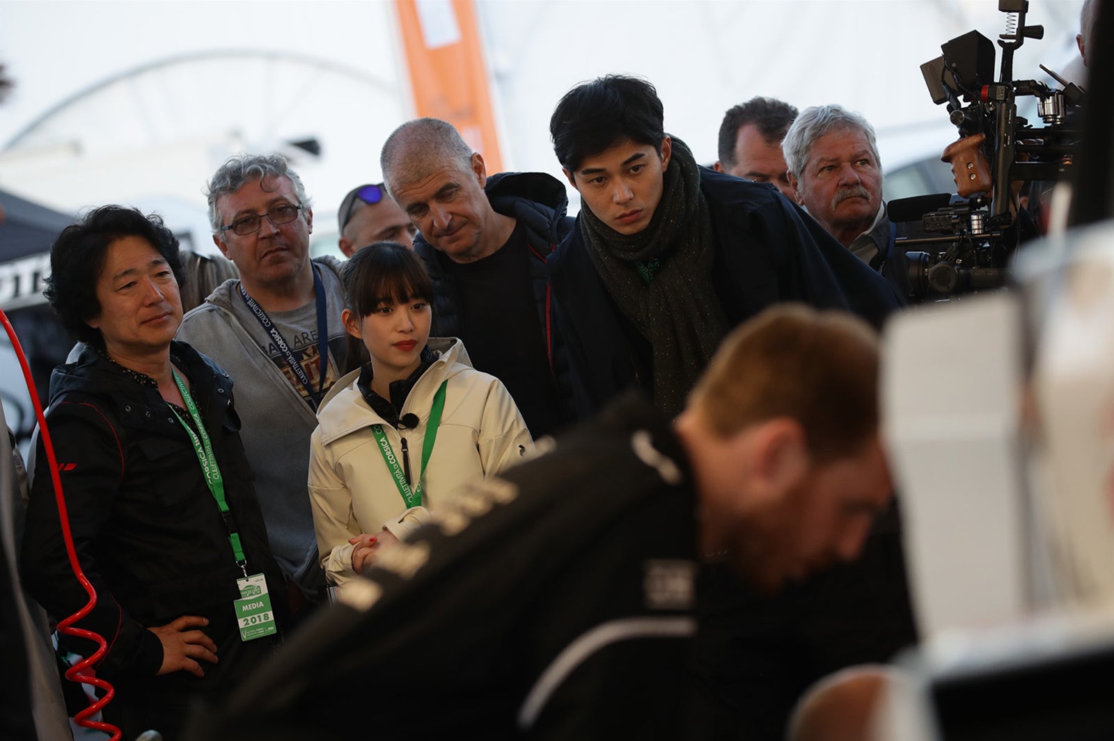 メカニックの作業を見学する一行 （C）Naoki Kobayashi／CINQ