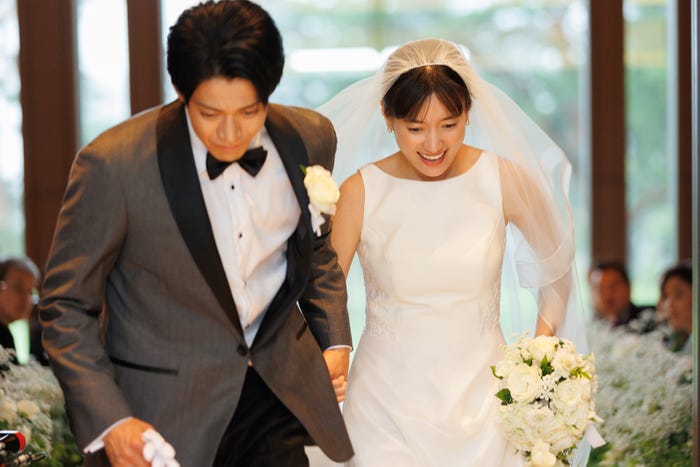 小栗旬、ハン・ヒョジュ(C)Netflix