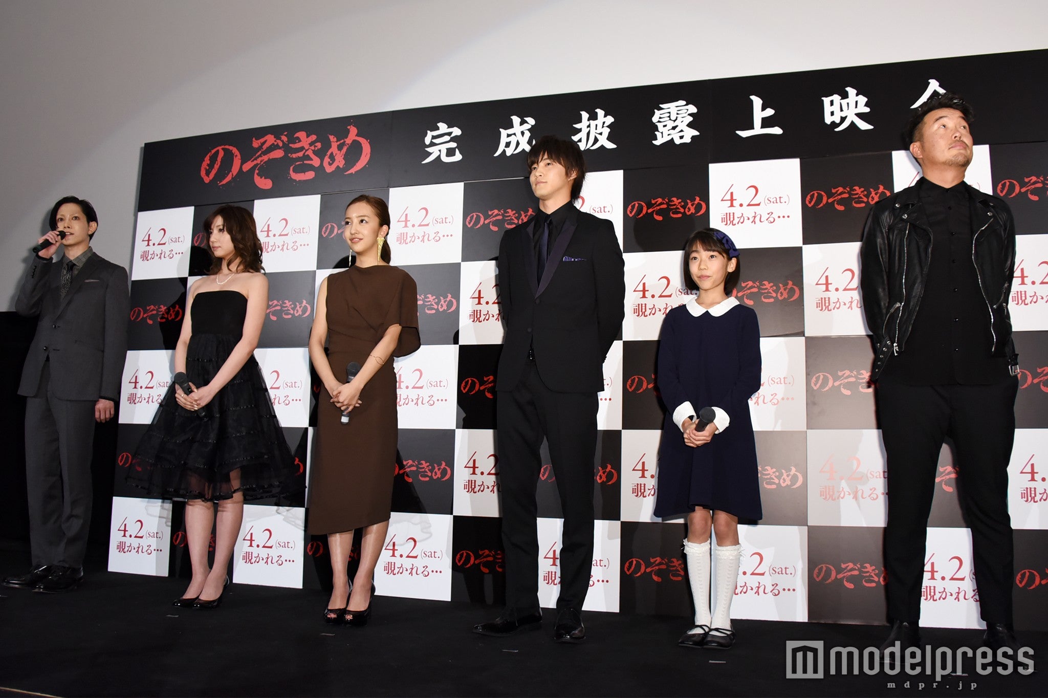 （左から）玉城裕規、入来茉里、板野友美、のぞきめ、白石隼也、石井心愛、三木康一郎監督（C）モデルプレス