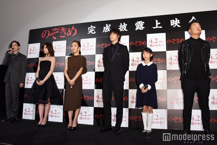 (左から)玉城裕規、入来茉里、板野友美、のぞきめ、白石隼也、石井心愛、三木康一郎監督(C)モデルプレス