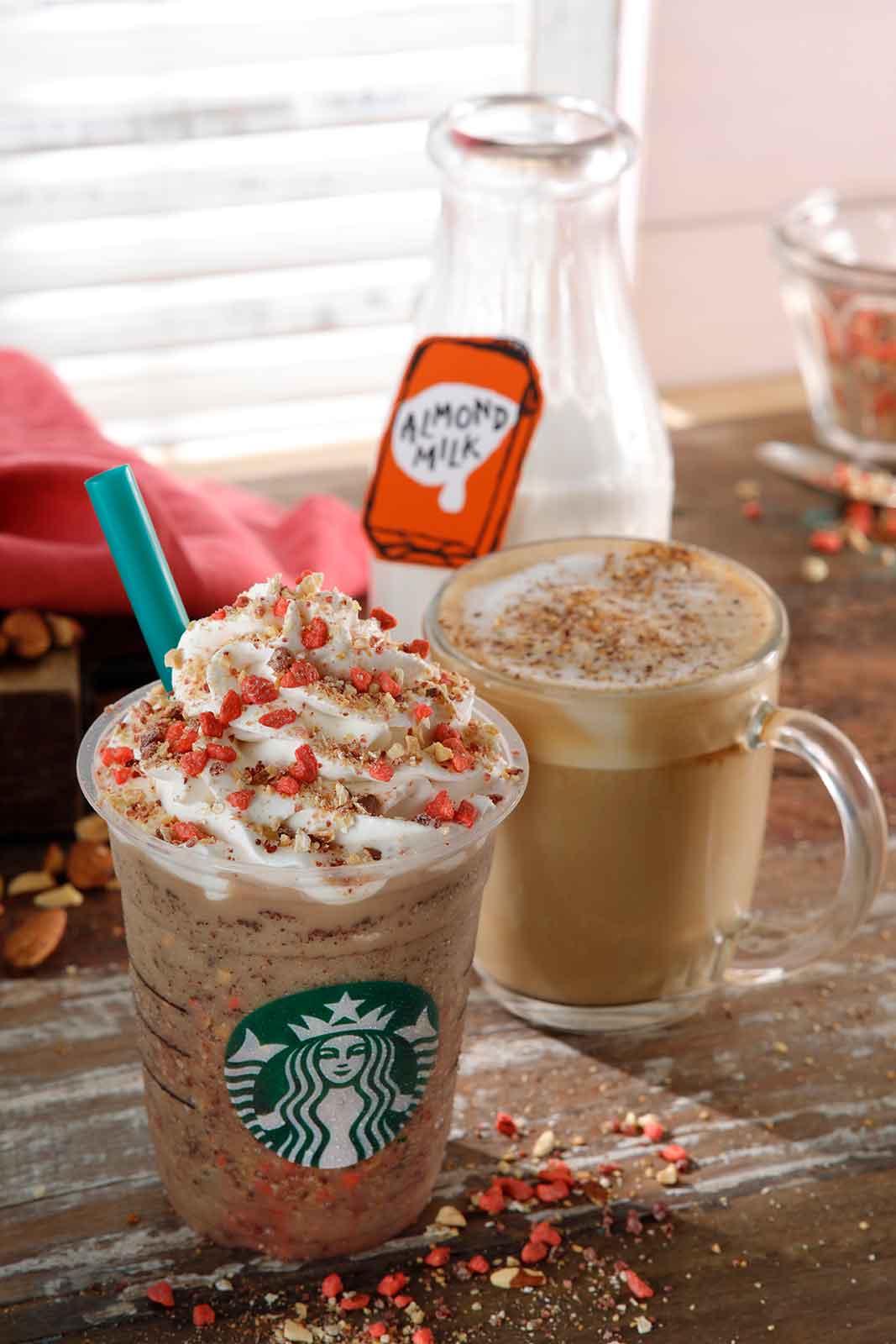 左：アーモンド ミルク ＆ グラノラ フラペチーノ（R）、右：ナッティ アーモンド ミルク ラテ／画像提供：スターバックス コーヒー ジャパン
