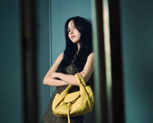 TWICEミナ「フェンディ」ソルベイエローの新作着用 ビジュアル公開