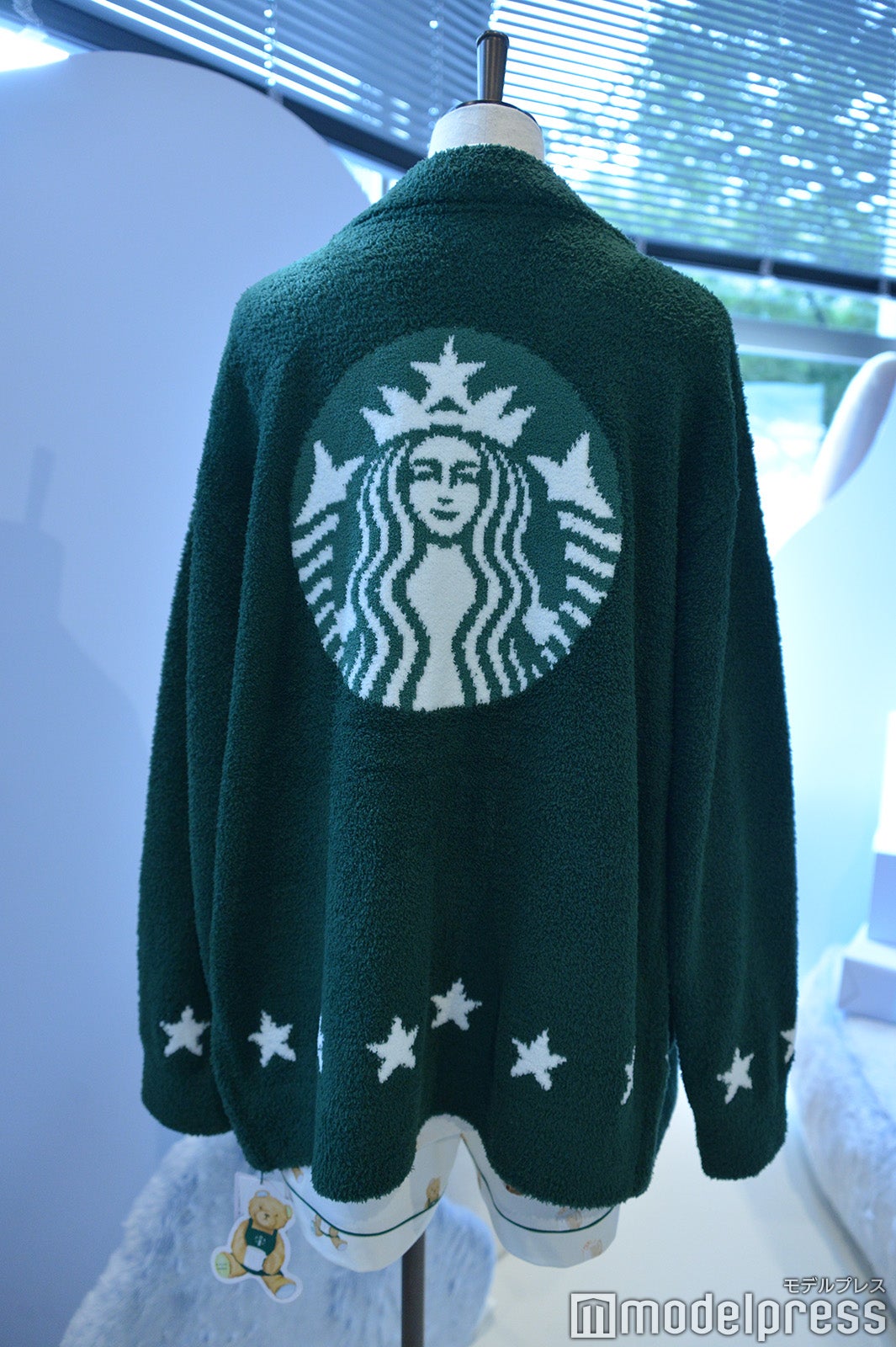 背面に大きくスターバックスのロゴ入り（C）モデルプレス