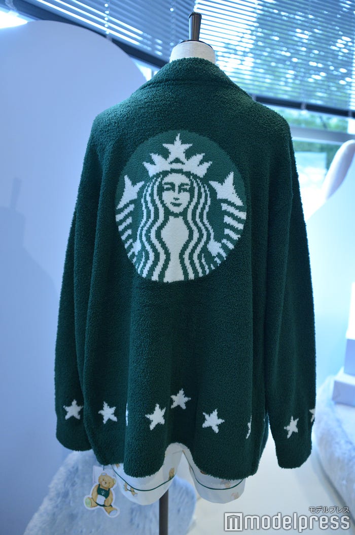 背面に大きくスターバックスのロゴ入り(C)モデルプレス