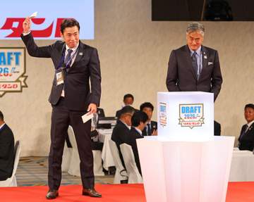 中日 外れ1位でも重複も近大・宮原廉の交渉権獲得 ロッテとかぶって会場どよめく