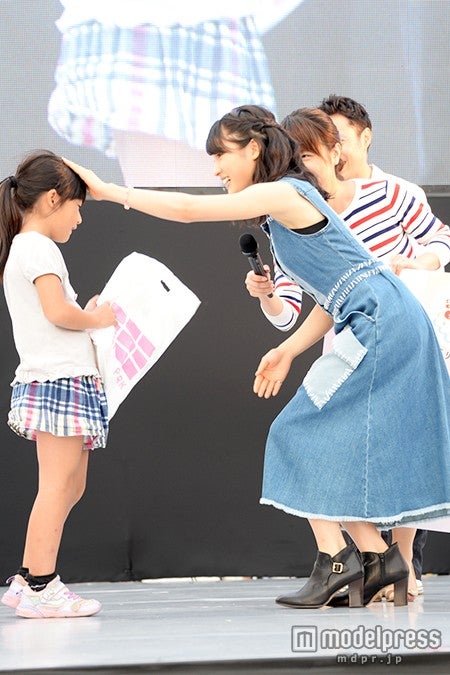 プレゼントに当選したファンと土屋太鳳